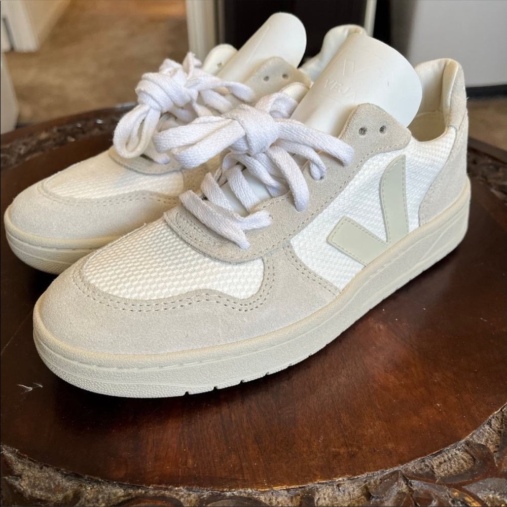 Veja V10 sneakers size 6
